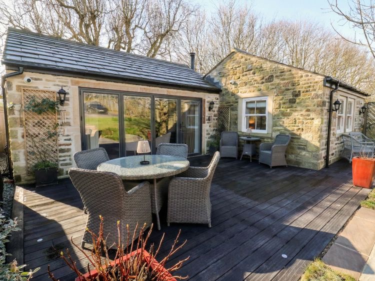 Exterior deck and outdoor dining at The Summerhouse